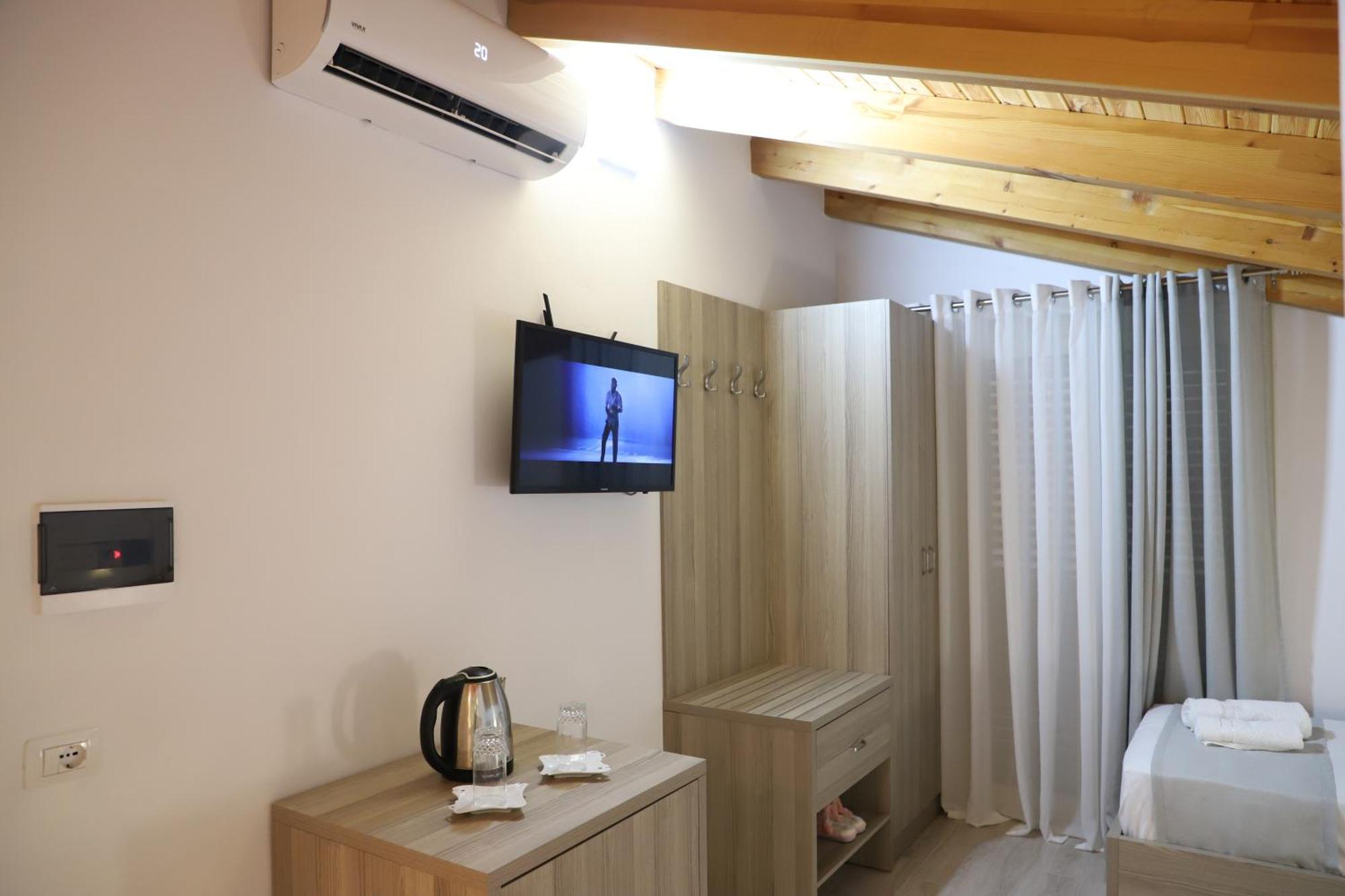 Guesthouse Kazazi Berat Exteriör bild
