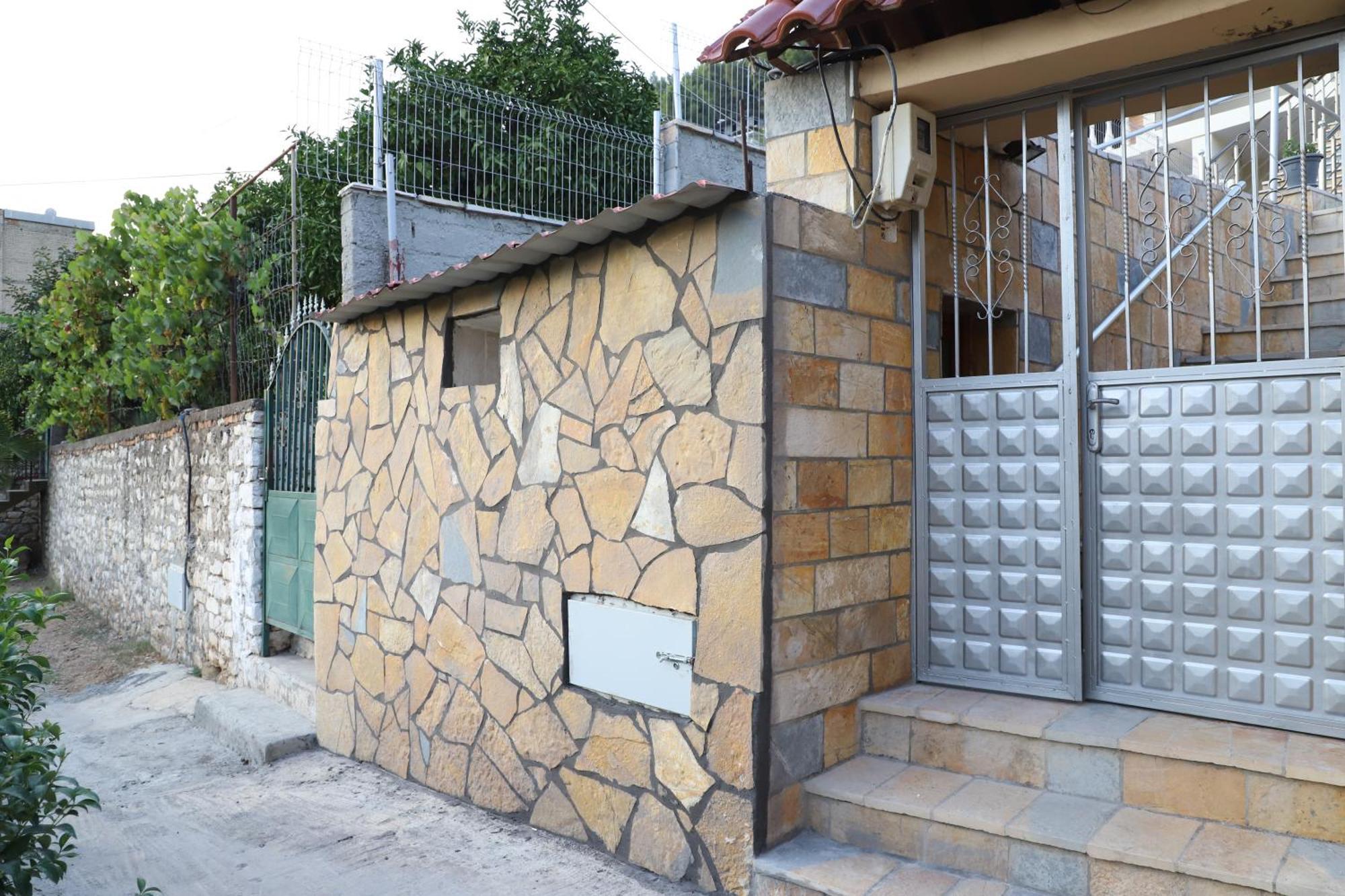 Guesthouse Kazazi Berat Exteriör bild